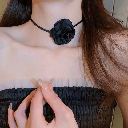 The black rose necklace is light and luxurious（XL230927）