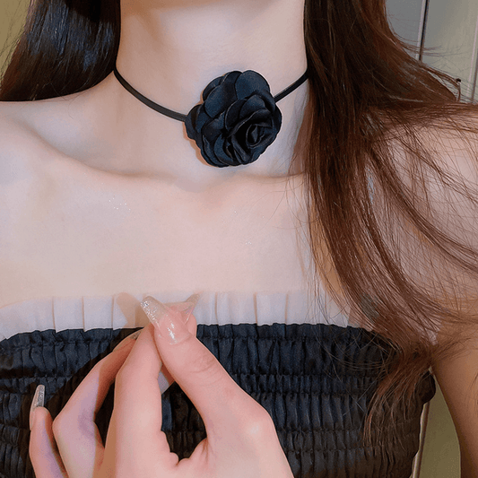 The black rose necklace is light and luxurious（XL230927）