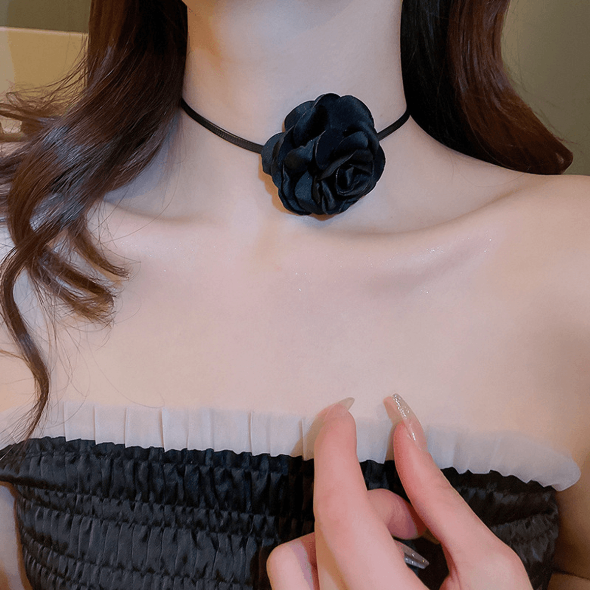 The black rose necklace is light and luxurious（XL230927）
