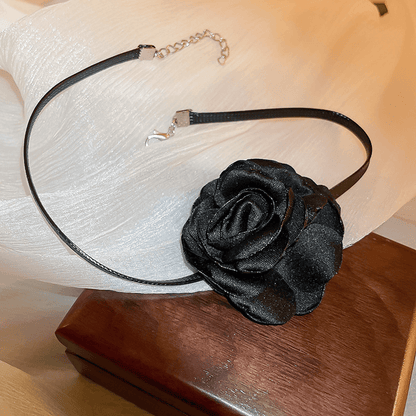 The black rose necklace is light and luxurious（XL230927）