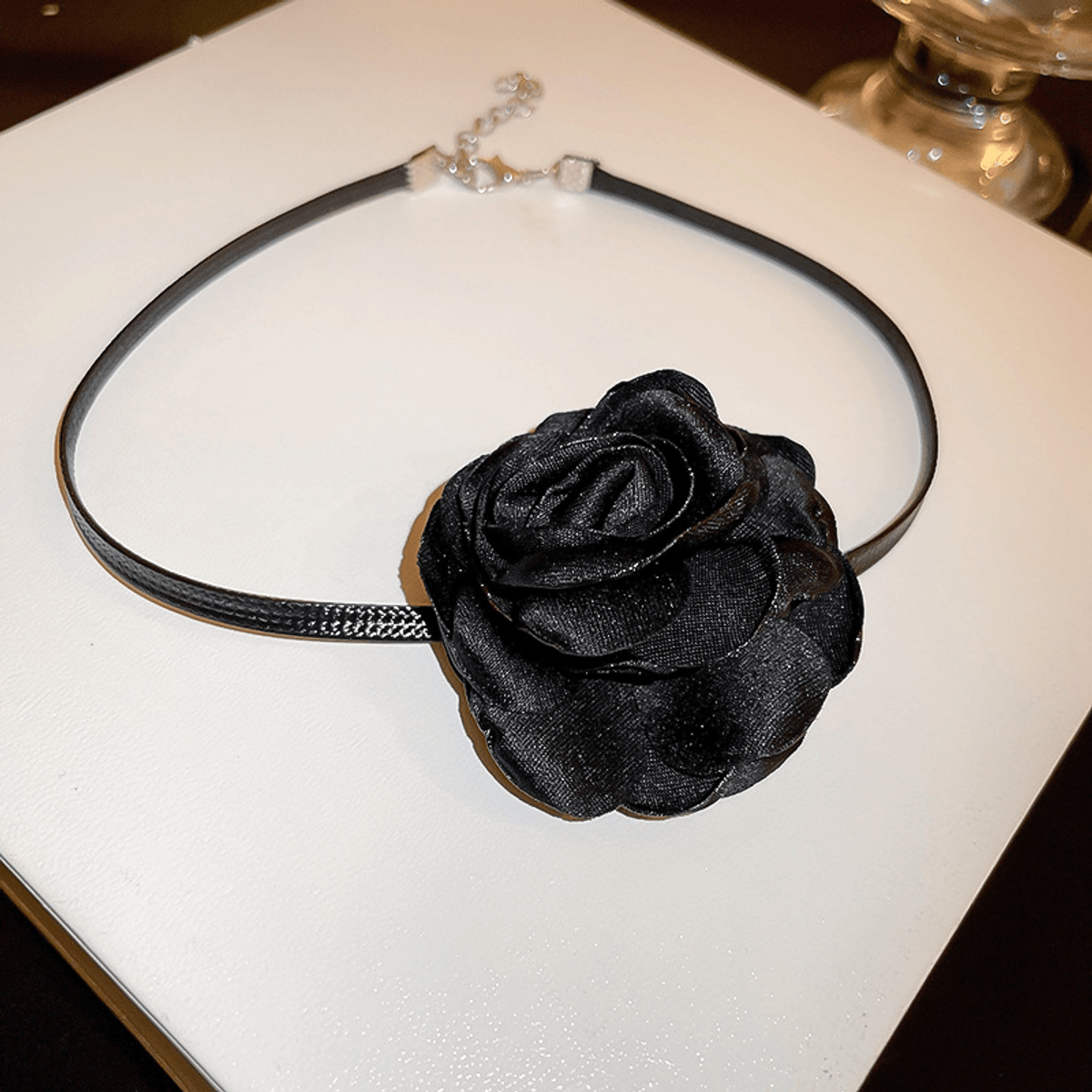 The black rose necklace is light and luxurious（XL230927）