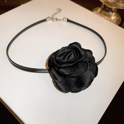 The black rose necklace is light and luxurious（XL230927）