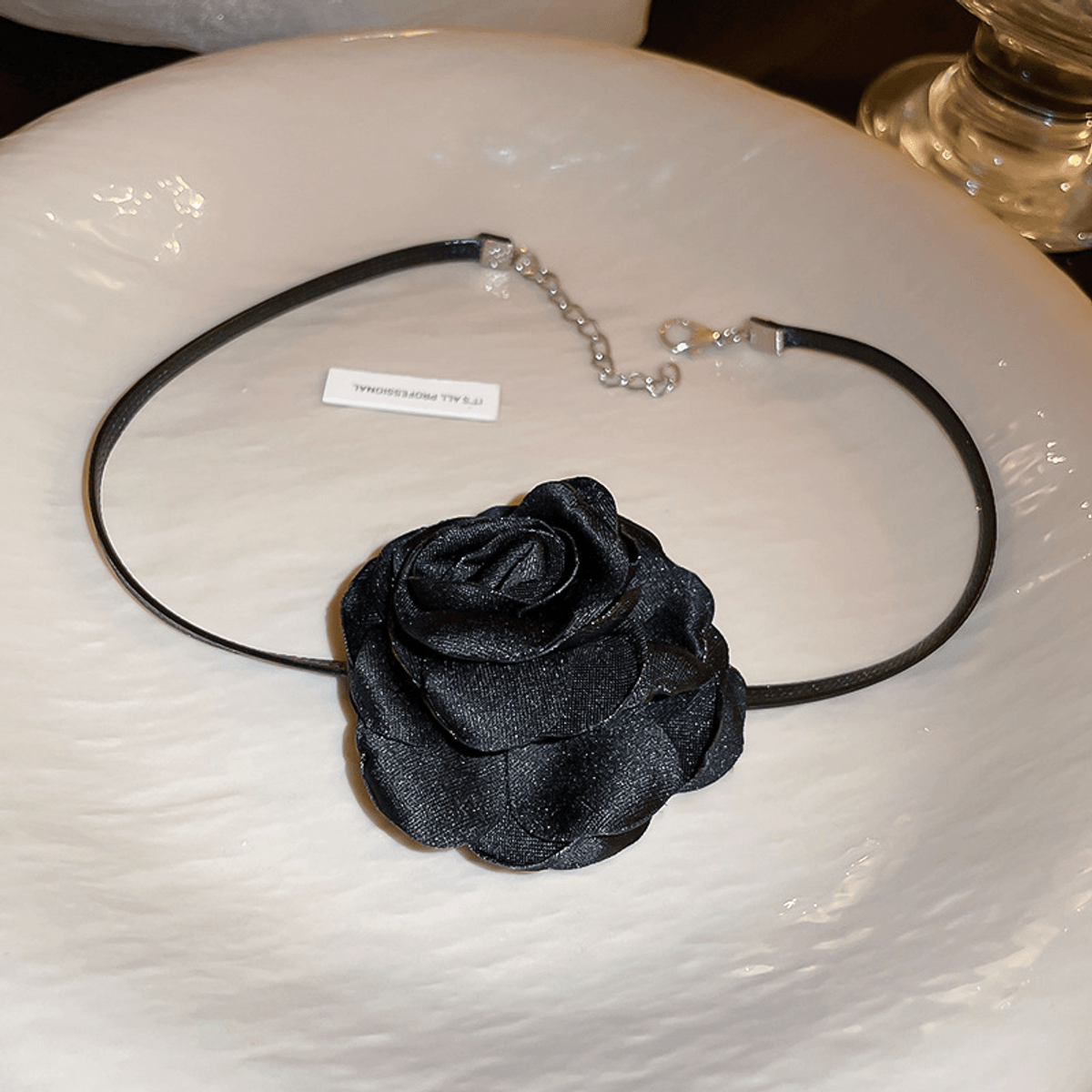 The black rose necklace is light and luxurious（XL230927）